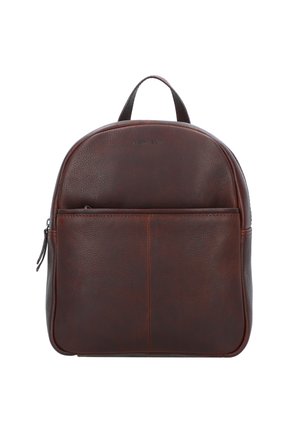 Mochila de cuero marrón con bolsillo frontal con cremallera, asa superior y superficie sutilmente texturizada sobre un fondo blanco.
