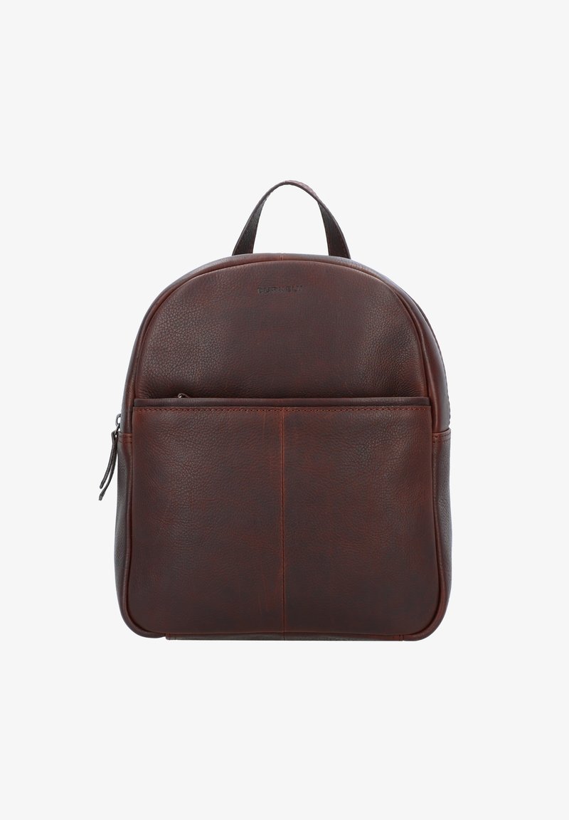 Sac à dos en cuir marron avec une poche zippée à l'avant, une poignée supérieure et une surface subtilement texturée sur fond blanc.