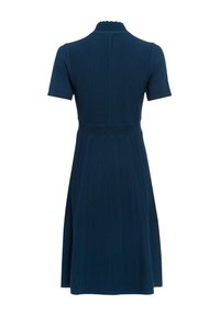 Stickad klänning i mörkblått med korta ärmar, en vågig krage och strukturerade vertikala ränder, med A-linjeform.