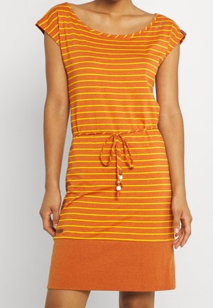 Korte mouw oranje jurk met gele horizontale strepen, trekkoord bij de taille, gladde textuur en een afgeronde zoom. Lichtgewicht stof.