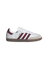 Λευκό αθλητικό παπούτσι Adidas Samba με μπορντό σουέτ ρίγες και τακούνι, μπεζ μύτη και λαστιχένια σόλα, πλάγια όψη σε λευκό φόντο.
