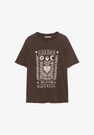 T-shirt in cotone marrone con stampa grafica bianca caratterizzata da design floreali e celestiali, testo "GOLDEN BLOOM" e maniche corte.