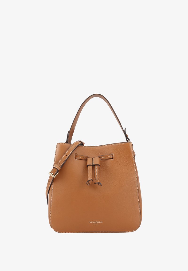 Tan leren emmer tas met een trekkoord bovenaan, verstelbare schouderband en contrasterende witte stiksels. Beschikt over een subtiele logo aan de onderkant.