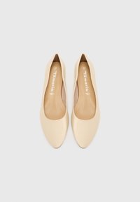 Beige, pointed-toe flats made of smooth leather with a subtle textured pattern. Minimalist design with a cushioned insole. Size 37.