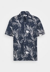 Camisa de manga corta hecha de tela de un oscuro tono navy, que presenta un patrón de hojas de palmera en blanco, con cierre de botones y diseño de cuello estándar.