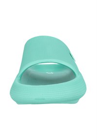 Ljusgrön, texturerad slidesandal med öppen tå och sidokutt. Tillverkad av gummiliknande material, med en slät innersula och rundade kanter.