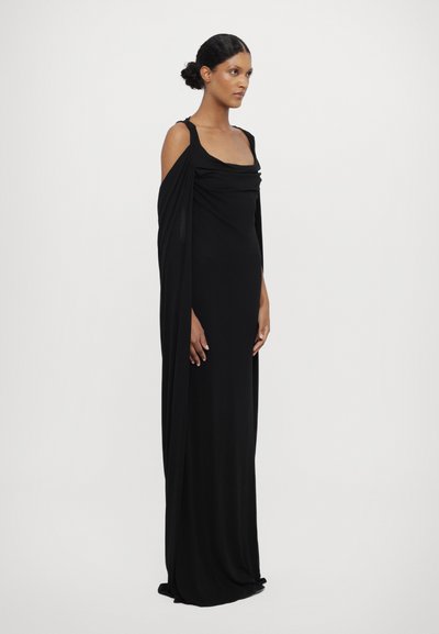 Abito lungo nero con scollatura drappeggiata e silhouette fluttuante, realizzato in tessuto morbido con design elegante e minimalista.
