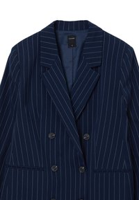 Blazer a righe navy con chiusura a doppio petto, rever a punta, due tasche frontali e fodera interna liscia.