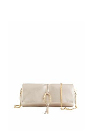 Bolso clutch rectangular de color crema con correa de cadena dorada y detalle decorativo de hebilla dorada en el frente.