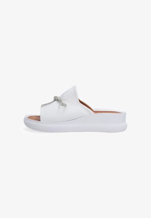 Witte instapsandalen met een textuurleer bovenwerk, voorzien van een decoratieve steentjesaccent en een gevoerde witte rubberen zool.