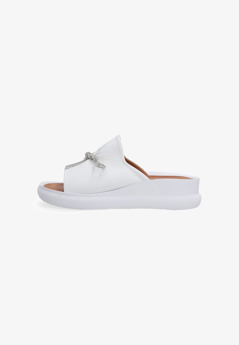 Bílé nazouvací sandály s texturovaným koženým svrškem a dekoračními kamínky, s měkkou bílou gumovou podrážkou.