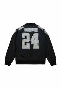 Schwarze Bomberjacke mit silbernen Akzenten, einem gerippten Kragen und dem Namen "WOODSON" sowie der Nummer "24", die auffällig auf der Rückseite angebracht sind.