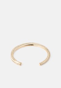 Gouden manchette armband met een structuurdesign bestaande uit twee parallelle banden, versierd met kleine heldere kristallen langs de randen.