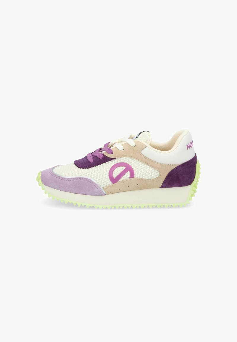 Sneaker légère avec une tige en mesh, accents en daim beige et violet, lacets violets et semelle extérieure néon texturée. Présente un logo circulaire.