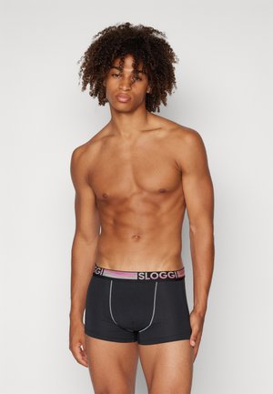 Schwarze Sloggi Boxerbriefs mit einem mehrfarbigen Logo-Bund, der einen engen Sitz und eine weiche Textur bietet. Detaillierte Nähte entlang der Säume.