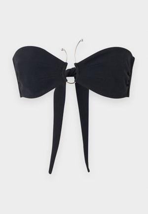 Μαύρο κορυφαίο μπαντού μπικίνι με ριμπ ύφανση, κεντρικό μεταλλικό κρίκο και μακριές υφασμάτινες κορδόνια που κρέμονται από το κέντρο μπροστά.