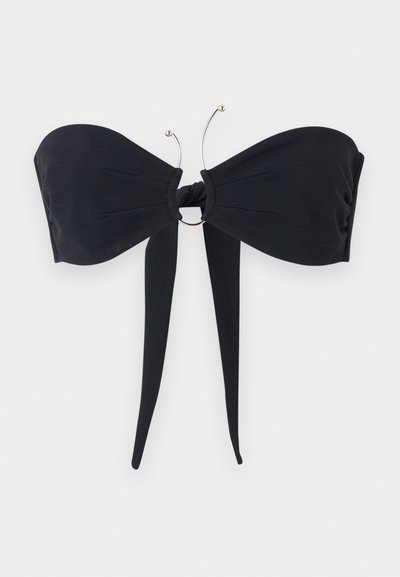 Haut de bikini bandeau noir côtelé avec un anneau métallique central et de longues attaches en tissu pendantes du centre avant.