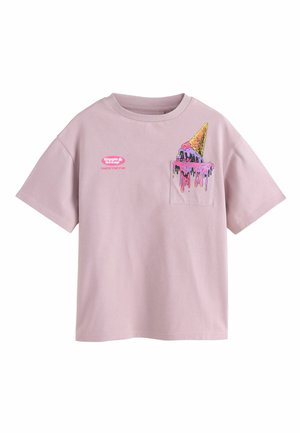 Světle fialové tričko s krátkými rukávy, s grafikou tavené zmrzlinové kornout na kapse a růžovým nápisem „Giggle & scoop“ na hrudi.