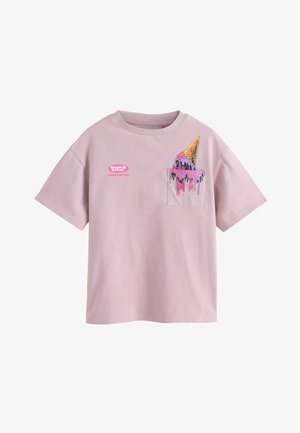 Hellviolettes T-Shirt mit kurzen Ärmeln, mit einer Grafik eines schmelzenden Eistütchens auf der Tasche und pinkfarbener Schrift „Giggle & scoop“ auf der Brust.