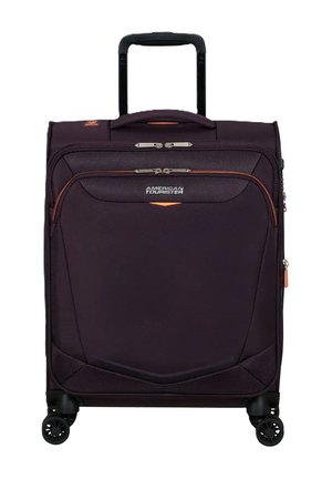Valise en tissu violet avec deux zippers, accents oranges, une poignée télescopique et quatre roues pivotantes pour une meilleure mobilité.