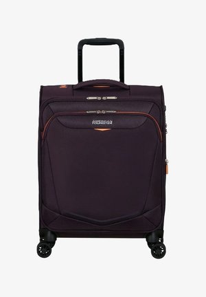 Valise en tissu violet avec deux zippers, accents oranges, une poignée télescopique et quatre roues pivotantes pour une meilleure mobilité.