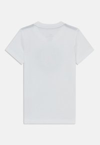 Witte T-shirt met korte mouwen plat neergelegd, waarbij de achterkant met een ronde halslijn wordt getoond, op een effen witte achtergrond.