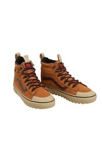 Brune suedestøvel sneakers med svarte detaljer, kontrastfarget gummisåle og røde snørebånd. Har polstret krage og løkkestropper for enklere påkledning.