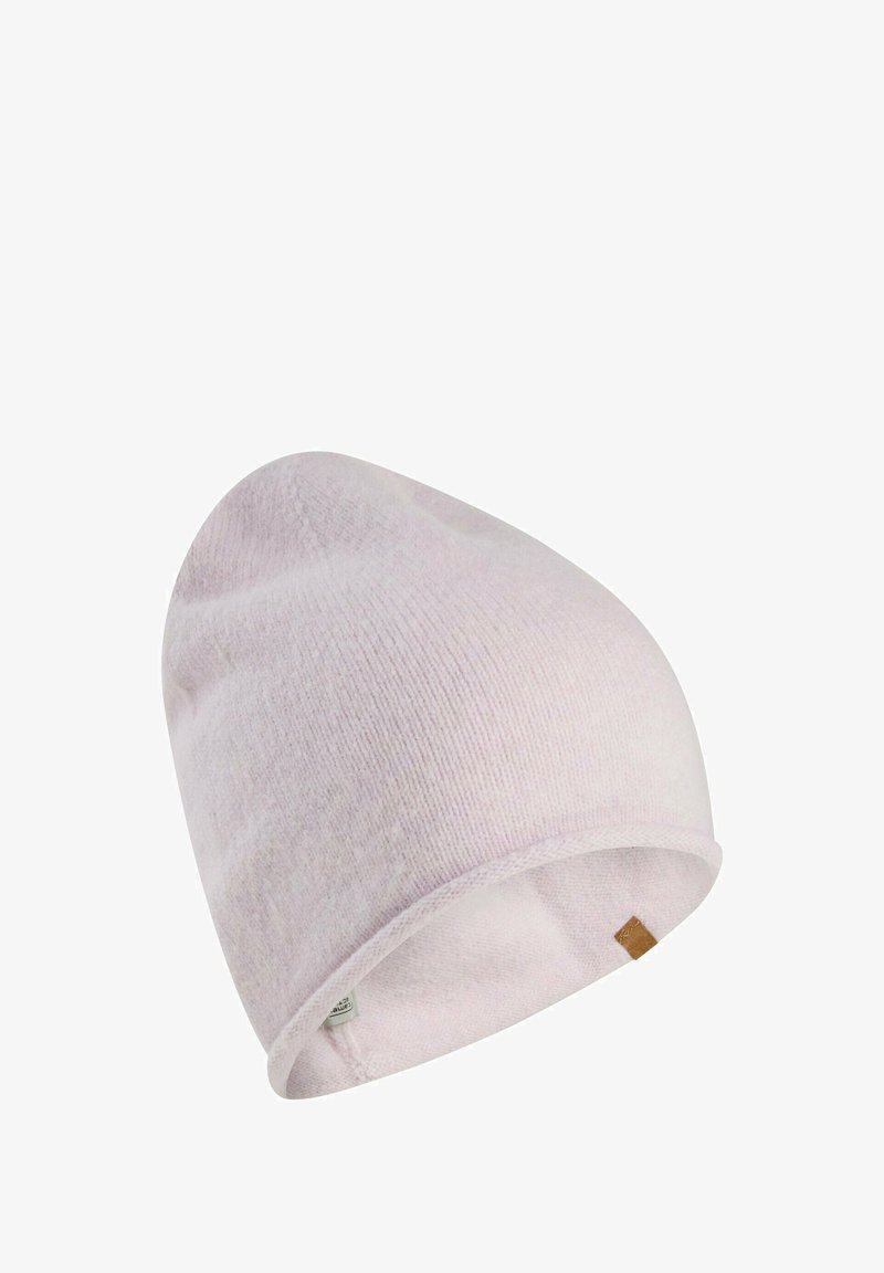 Lys lilla strikket beanie med en blød tekstur, rund top og et lille lædermærke på siden. Designet til varme og komfort.