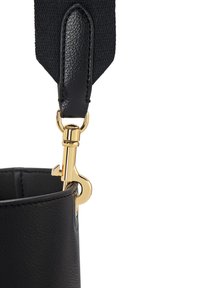 Schwarze Lederhandtasche mit einem goldenen Metallverschluss und einem strukturierten schwarzen Stoffgurt, der eine zylindrische Form und eine glatte Oberfläche zeigt.