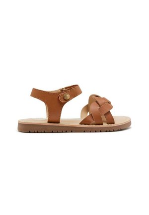 Sandalo in pelle marrone con cinturini incrociati, fibbia alla caviglia e suola testurizzata. Presenta una base piatta e un plantare beige.