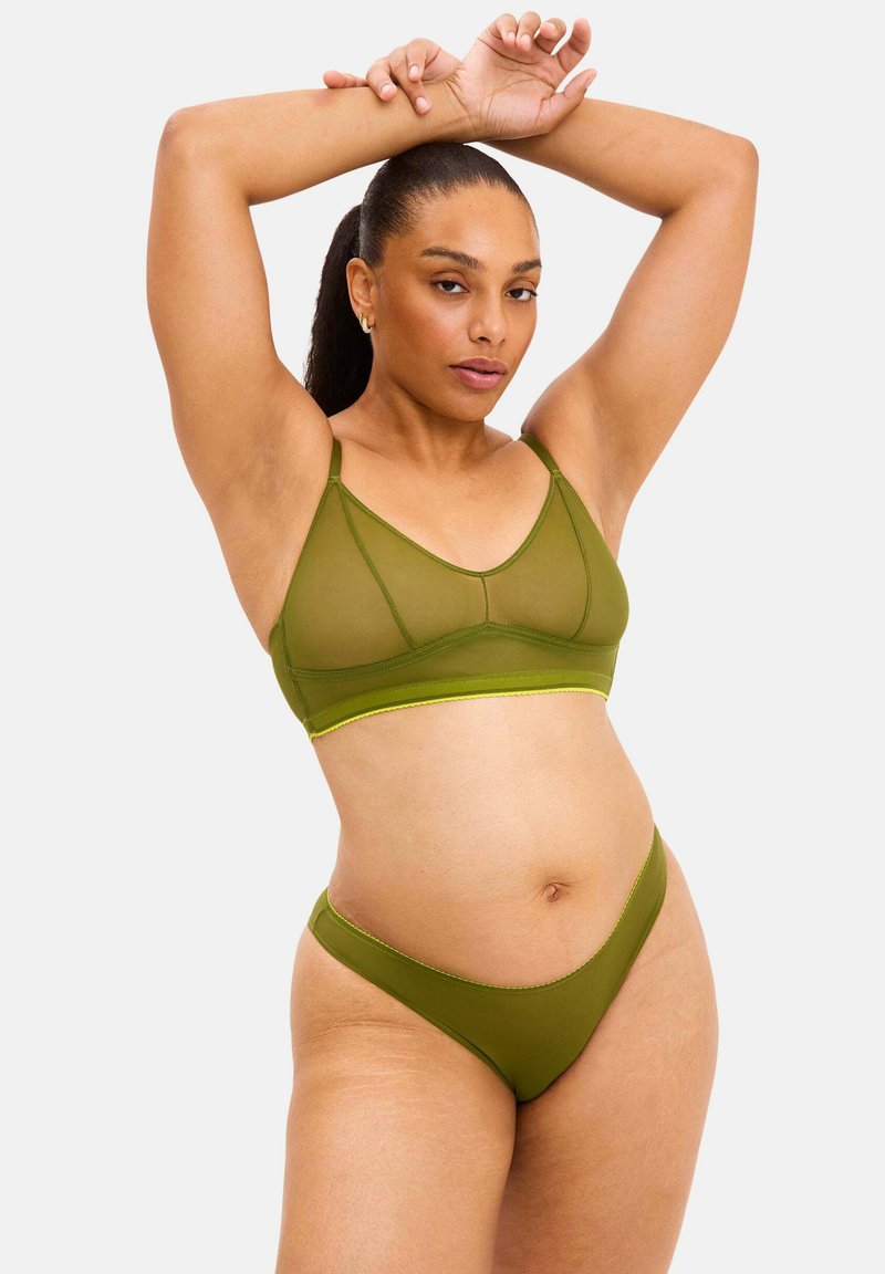 Olivegrön genomskinlig BH och matchande stringtrosor med justerbara band, triangulära kupor och kontrasterande limegröna sömmar.