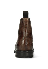 Botas de tobillo de cuero marrón con textura de cocodrilo, una lengüeta negra y perforaciones decorativas a lo largo de los bordes. Suela negra duradera.