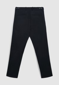 Pantaloni neri con una vestibilità dritta, dotati di due tasche posteriori, due bottoni anteriori e una texture del tessuto liscia.