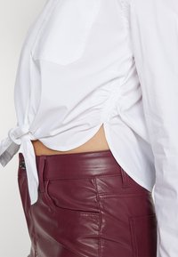 Tommy Jeans FRONT TIE - Blusa - white