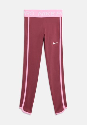 Bordeauxfarvede Nike Pro leggings med pinke sidelister, pink talje med hvid "NIKE PRO" tekst og hvid Nike swoosh på venstre lår.