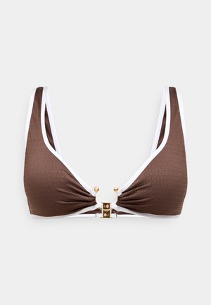 Haut de bikini marron à côtes avec des accents blancs, des bonnets triangulaires et une attache en or au centre. Texture lisse, larges bretelles pour le soutien.