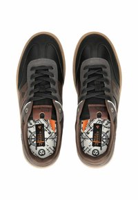 Zwarte en bruine sneaker met een leren bovenkant met textuur, ronde neus, stoffen voering met een patroon en een rubberen zool.