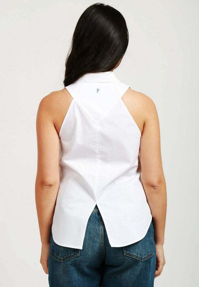 Blusa bianca senza maniche con colletto alto, dettaglio della piega sul retro e orlo spaccato. Realizzata in tessuto liscio, progettata per una vestibilità comoda.