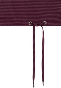 Tissu bordeaux à rayures horizontales avec un cordon assorti, passé à travers deux œillets métalliques et noué lâchement au centre.
