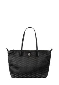 Borsa tote nera con piccole borchie d'argento, due manici e un emblema decorativo a forma di mano in metallo al centro frontale.