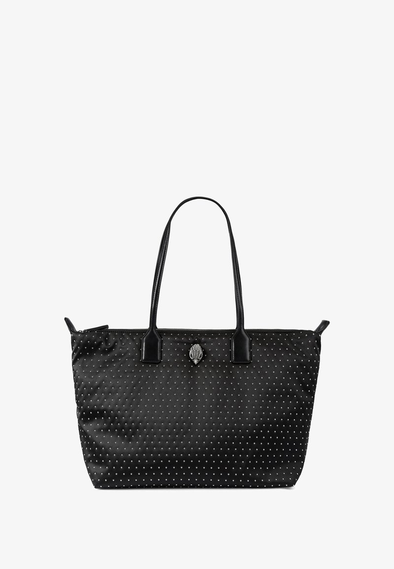 Borsa tote nera con piccole borchie d'argento, due manici e un emblema decorativo a forma di mano in metallo al centro frontale.