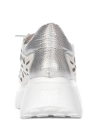 Sneaker argentato con texture, dotato di motivi floreali ritagliati sui lati, suola in gomma bianca e tallone rinforzato per maggiore supporto.