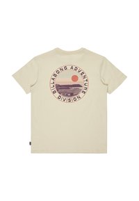 Cremefarvet kortærmet t-shirt med et rundt graphic, der viser en solnedgang og en kystscene samt teksten "Billabong Adventure Division".