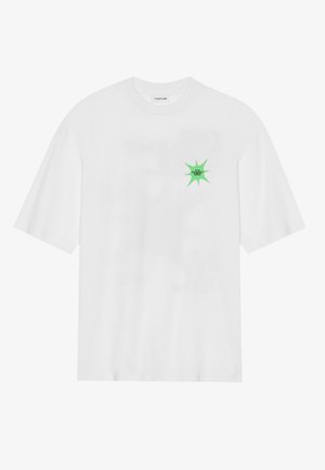 Bijela pamučna majica s kratkim rukavima, s grafikom zelene zvijezde na lijevoj strani. Jednostavan dizajn, okrugli izrez i opušteni kroj.