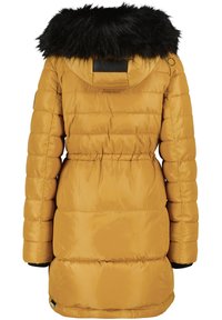 Dikke mosterdgele jas met een zwarte nepbont kap, verticale stiksels, elastische taille en geribde manchetten. Achteraanzicht, geen zichtbare zakken.