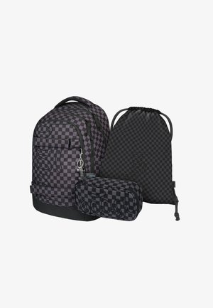Czarny i szary plecak w kratkę z podwójnymi zamkami, piórnik i worek ze sznurkiem, wszystko z gładkim wykończeniem materiału i subtelnym brandingiem.