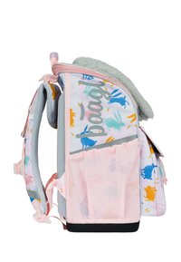 Plecak dziecięcy w wielu kolorach z nadrukiem królików, szarym pluszowym wierzchem, siateczkowymi paskami, różowymi akcentami oraz boczną kieszenią z siatki na drobiazgi.