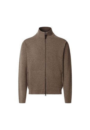 Bruine gebreide trui met volle rits, hoge kraag en lange mouwen, voorzien van twee zijzakken.