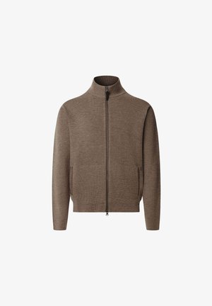 Bruine gebreide trui met volle rits, hoge kraag en lange mouwen, voorzien van twee zijzakken.