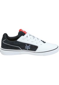 Hvide og sorte sneakers med ruskindsdetaljer, der har sorte snørebånd, en rød krave og et sølvlogo på siden. Flad gummisål.